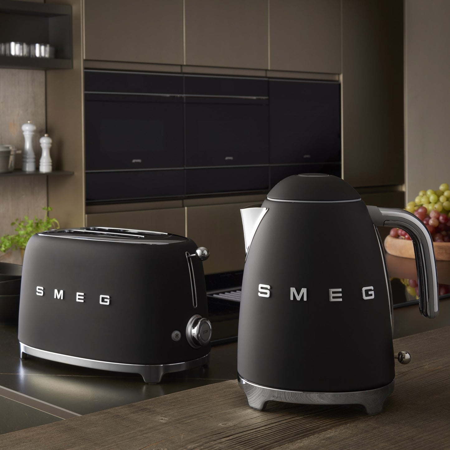 BOUILLOIRE SMEG- NOIR MAT