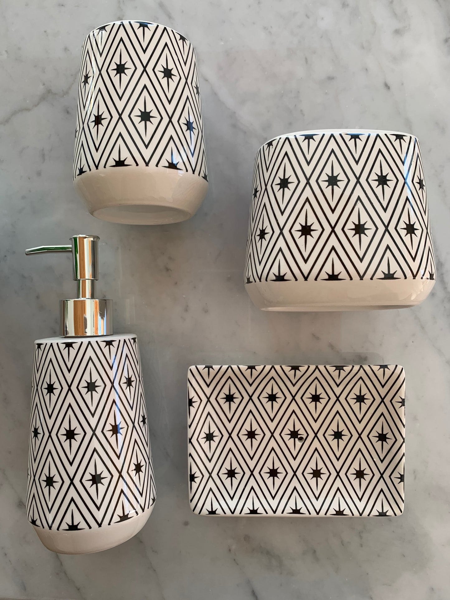 SET DE SALLE DE BAIN- LOSANGES / BLACK & WHITE