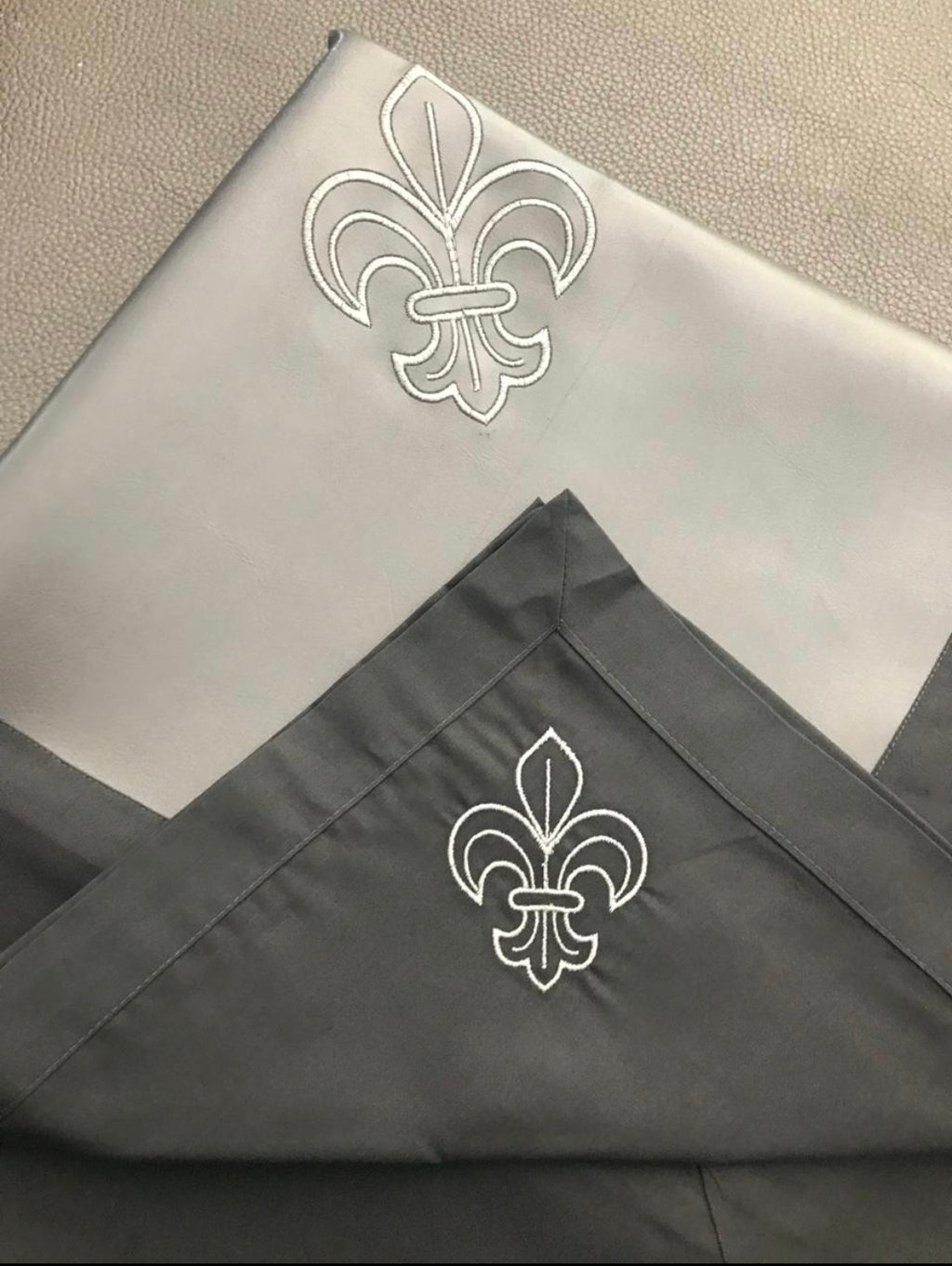 Nappe en simili cuir avec 12 serviettes-  Fleur de Lys GRIS