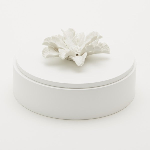Mang | Coffret en bois laqué blanc avec fleur en céramique 15 cm-  ANOQ